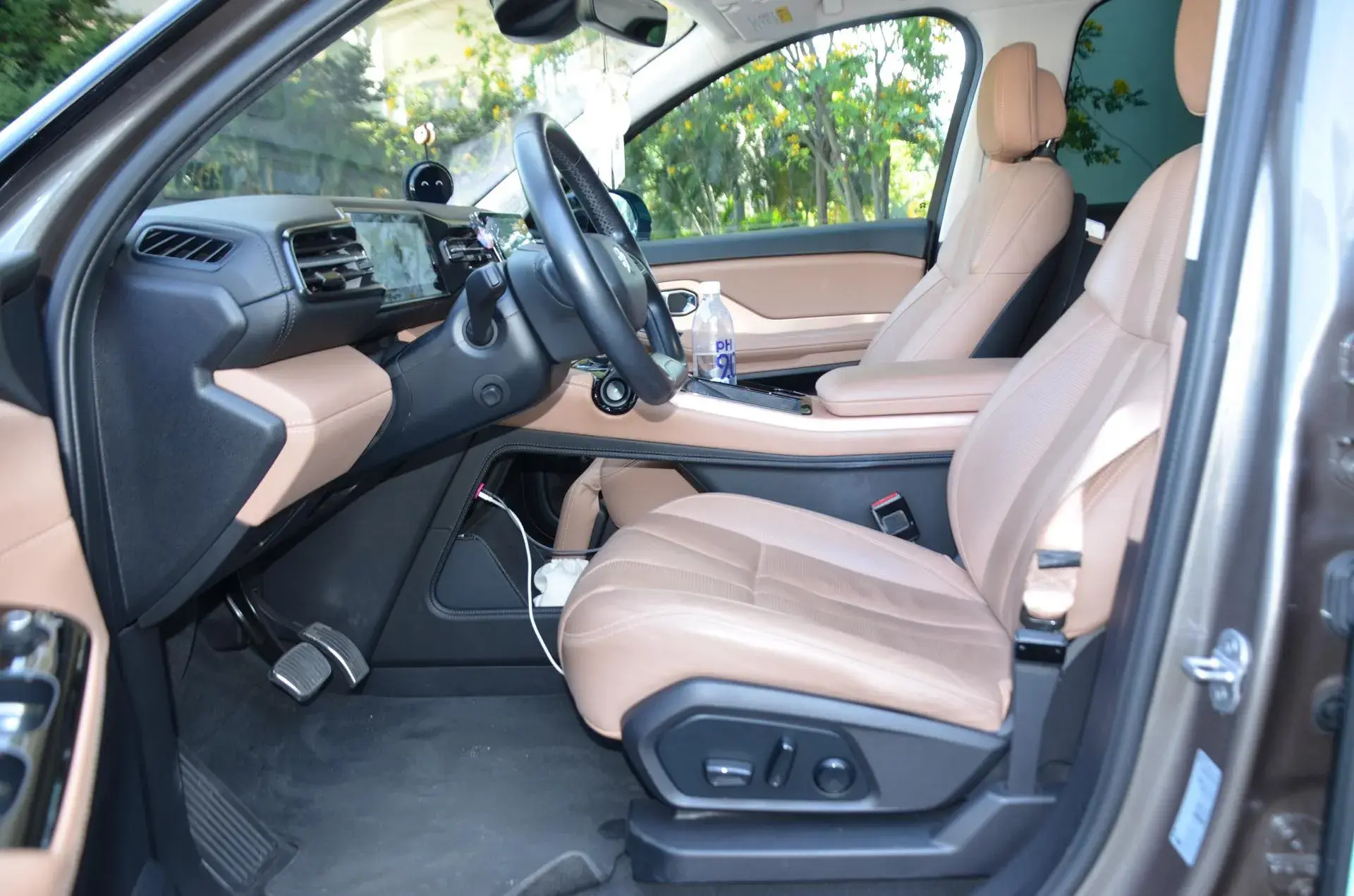 2018 NIO ES8 thumbnail 4