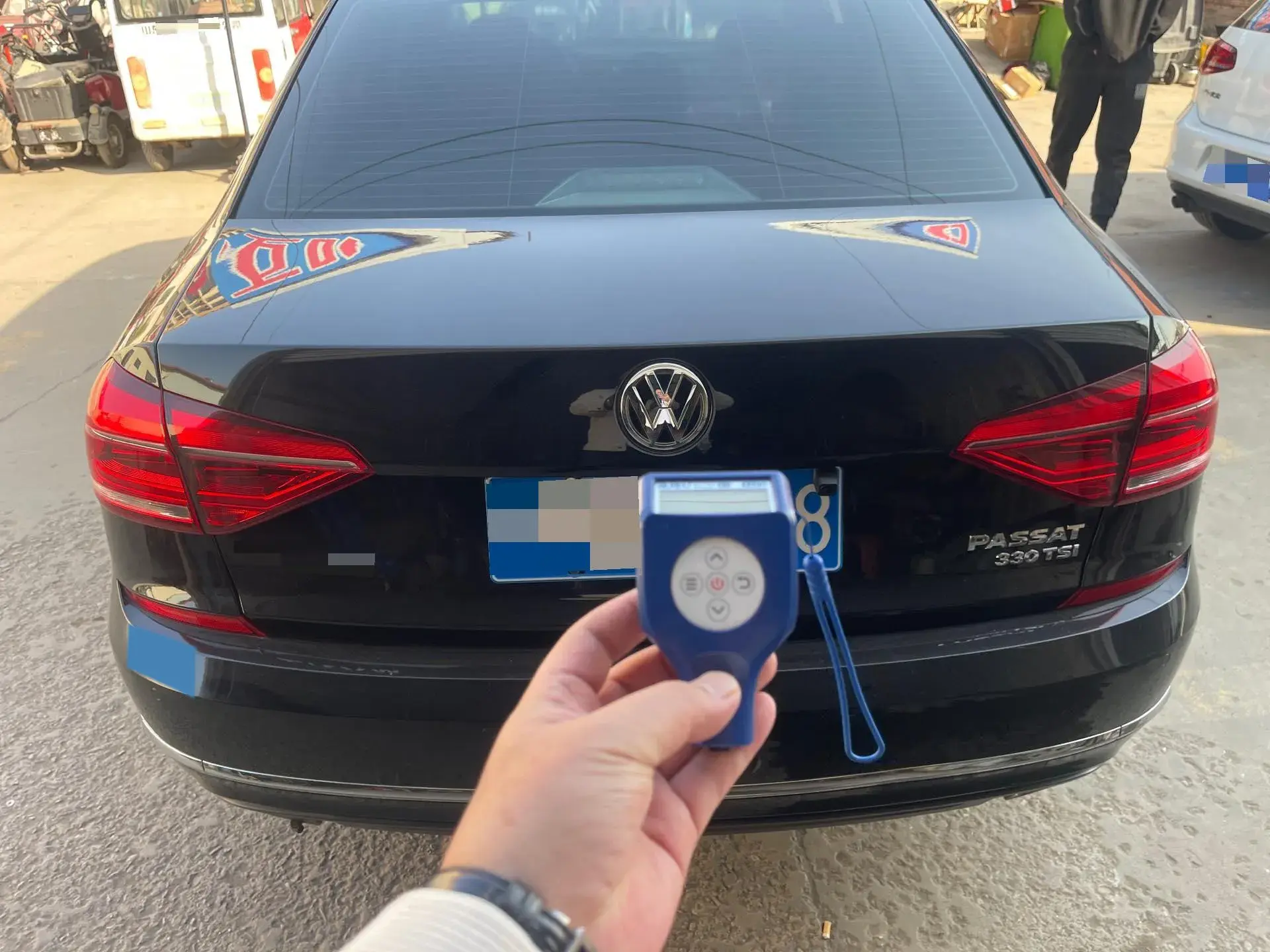 2017 VOLKSWAGEN PASSAT thumbnail 3