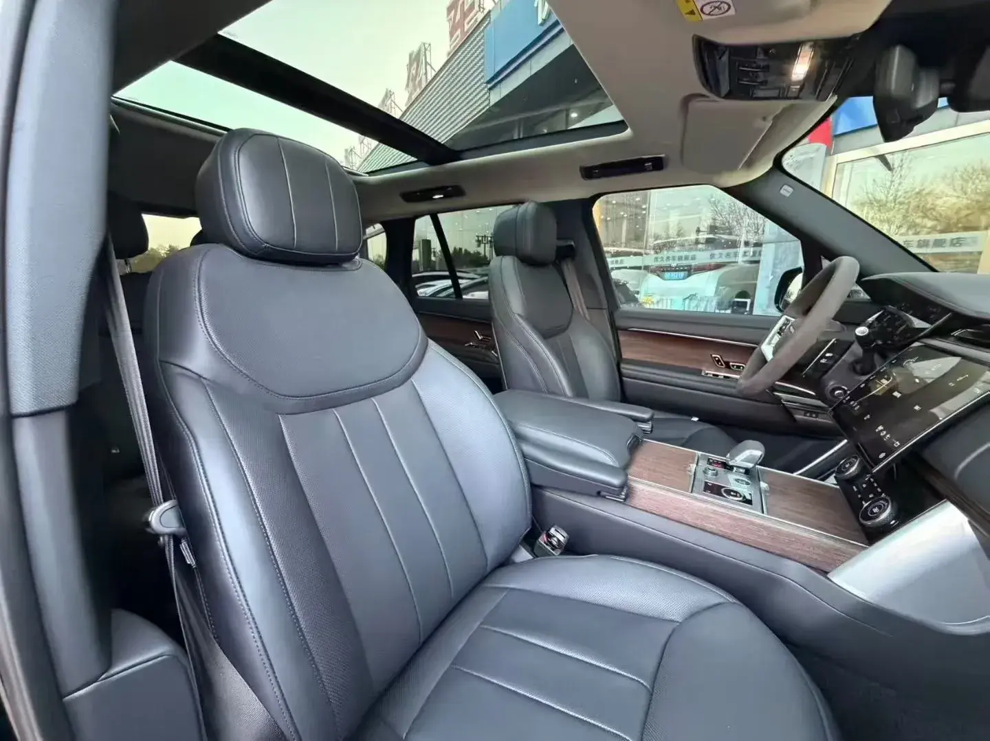 2023 LAND ROVER thumbnail 4