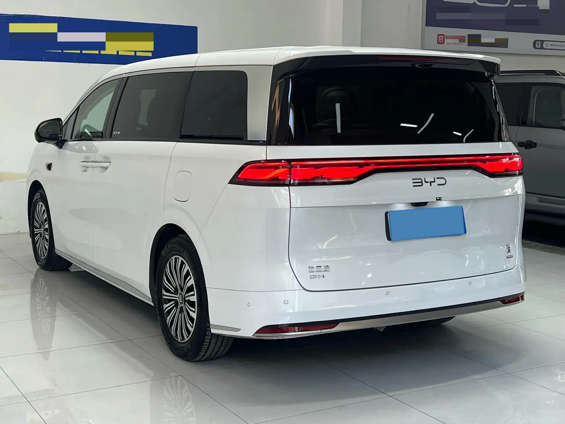 2025 BYD XIA thumbnail 4