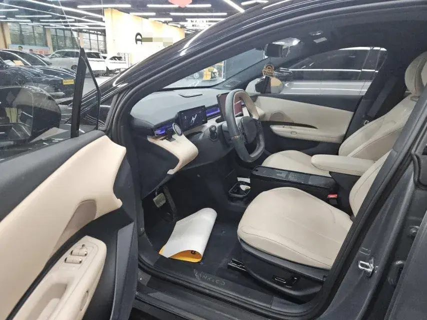 2025 LYNK&CO Z20 thumbnail 4