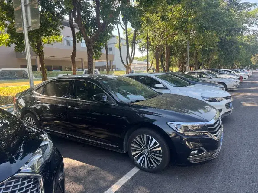 2019 VOLKSWAGEN PASSAT thumbnail 3