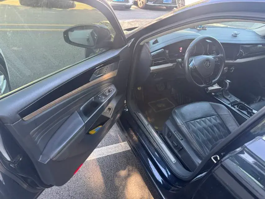 2019 VOLKSWAGEN PASSAT thumbnail 4