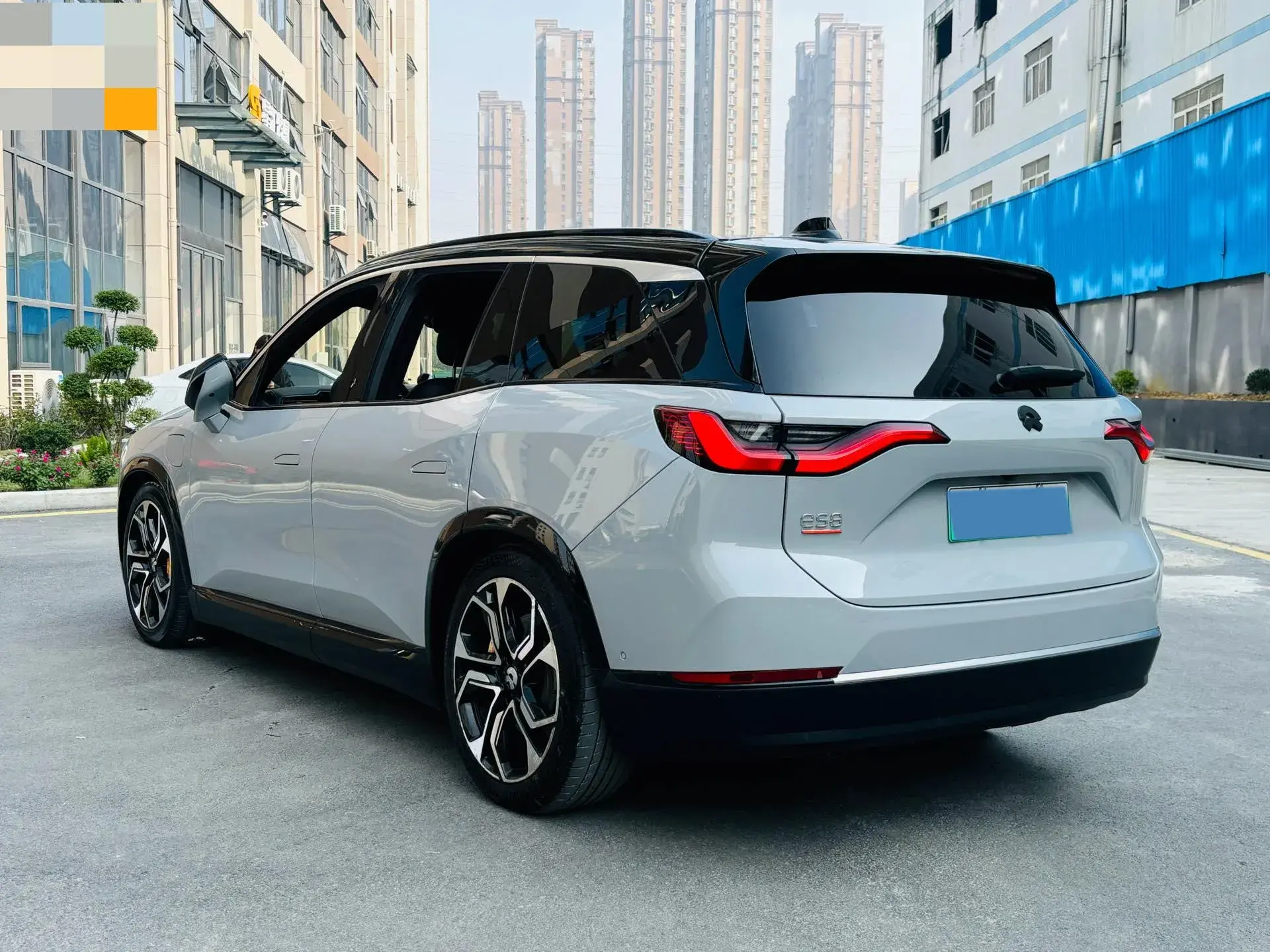 2020 NIO ES8 thumbnail 4