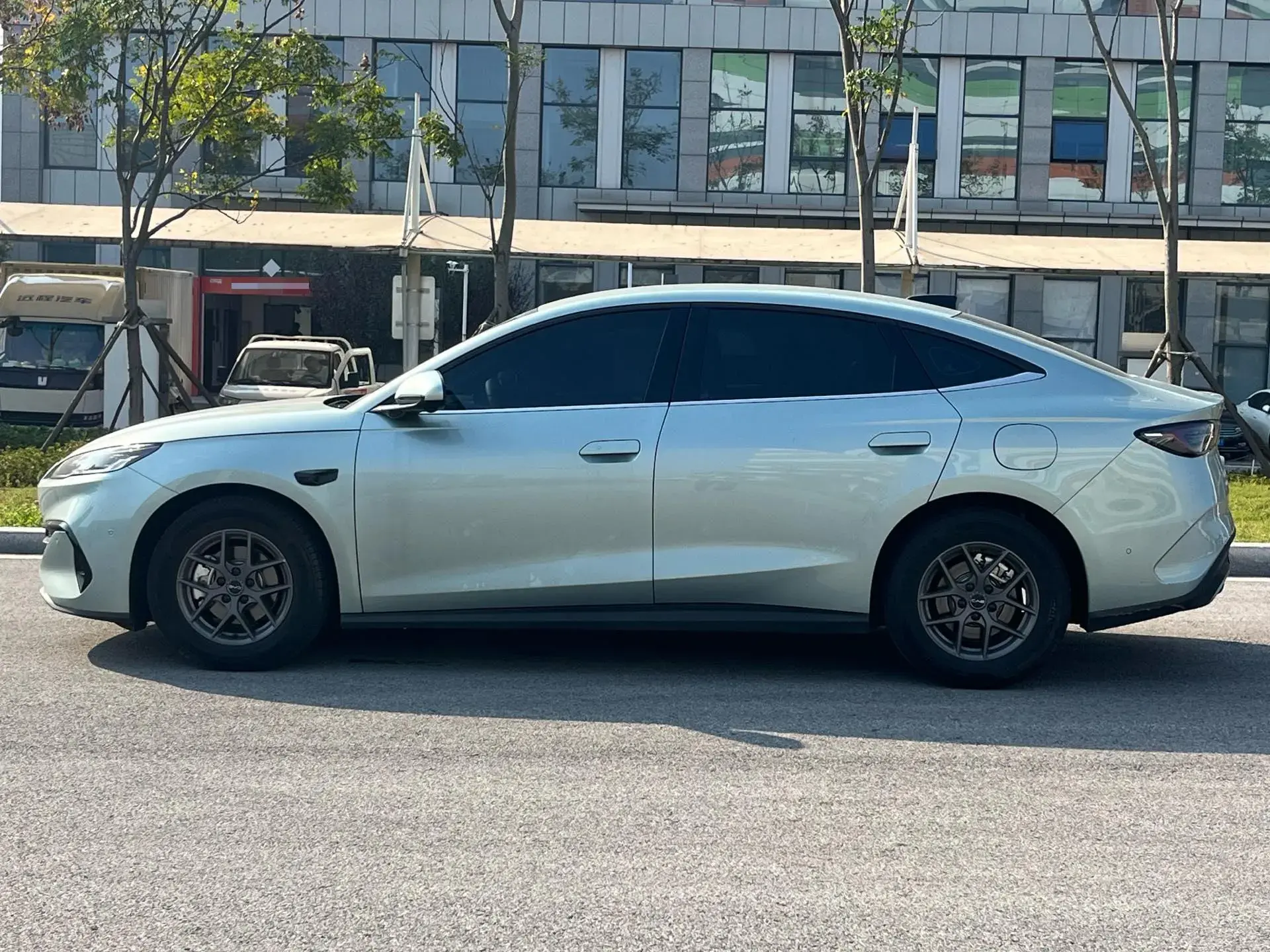 2025 BYD SEAL thumbnail 4