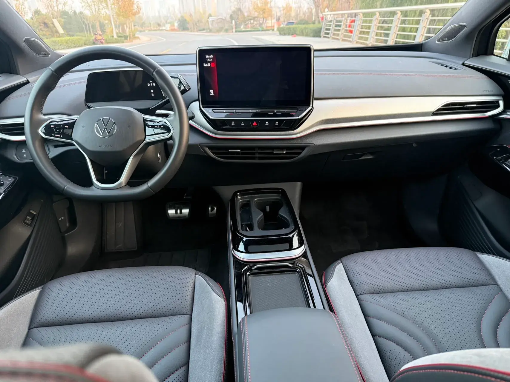 2024 VOLKSWAGEN ID.4 thumbnail 4