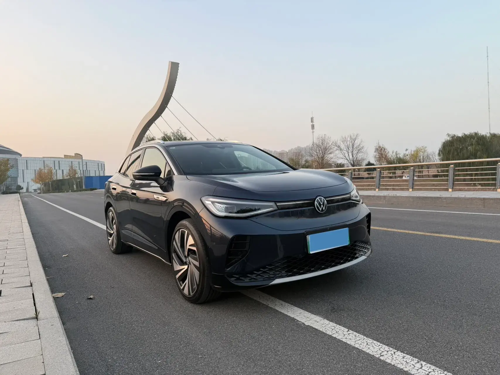 2024 VOLKSWAGEN ID.4 thumbnail 3