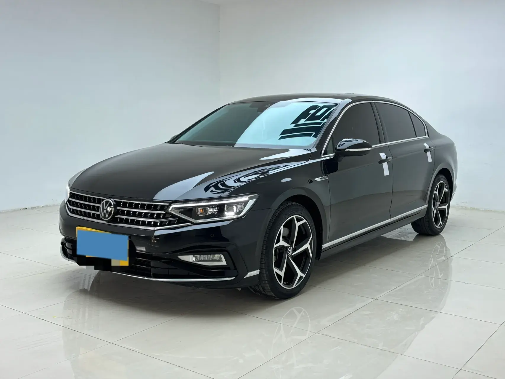 2023 VOLKSWAGEN MAGOTAN view 1