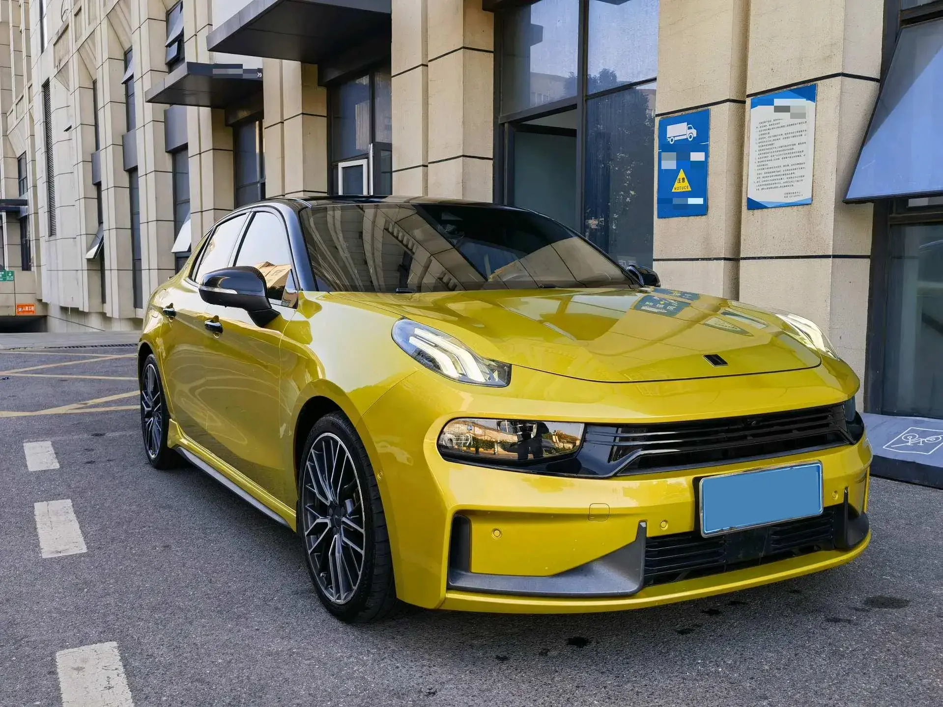 2019 LYNK&CO 03 thumbnail 3