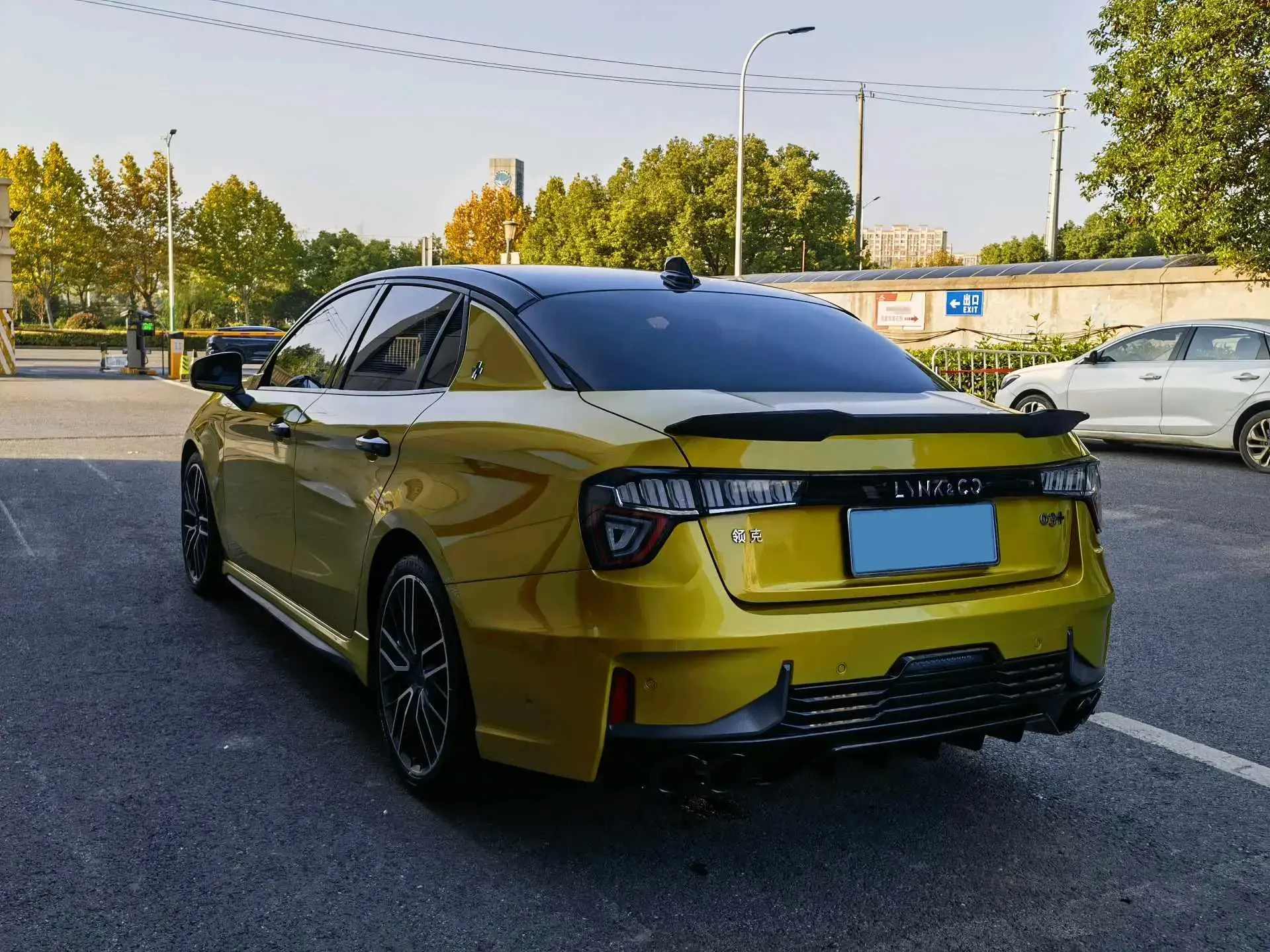 2019 LYNK&CO 03 thumbnail 4