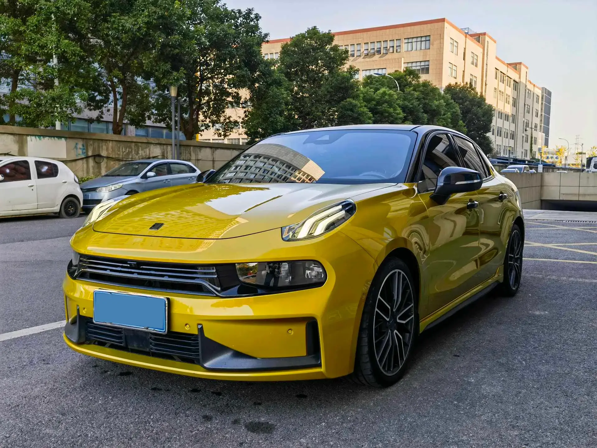 2019 LYNK&CO 03 view 1