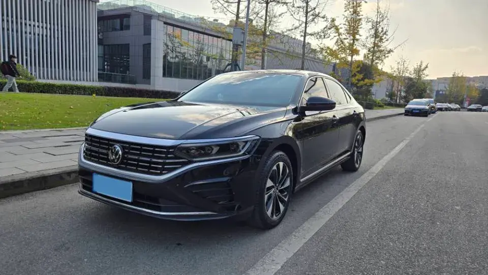 2022 VOLKSWAGEN PASSAT view 1