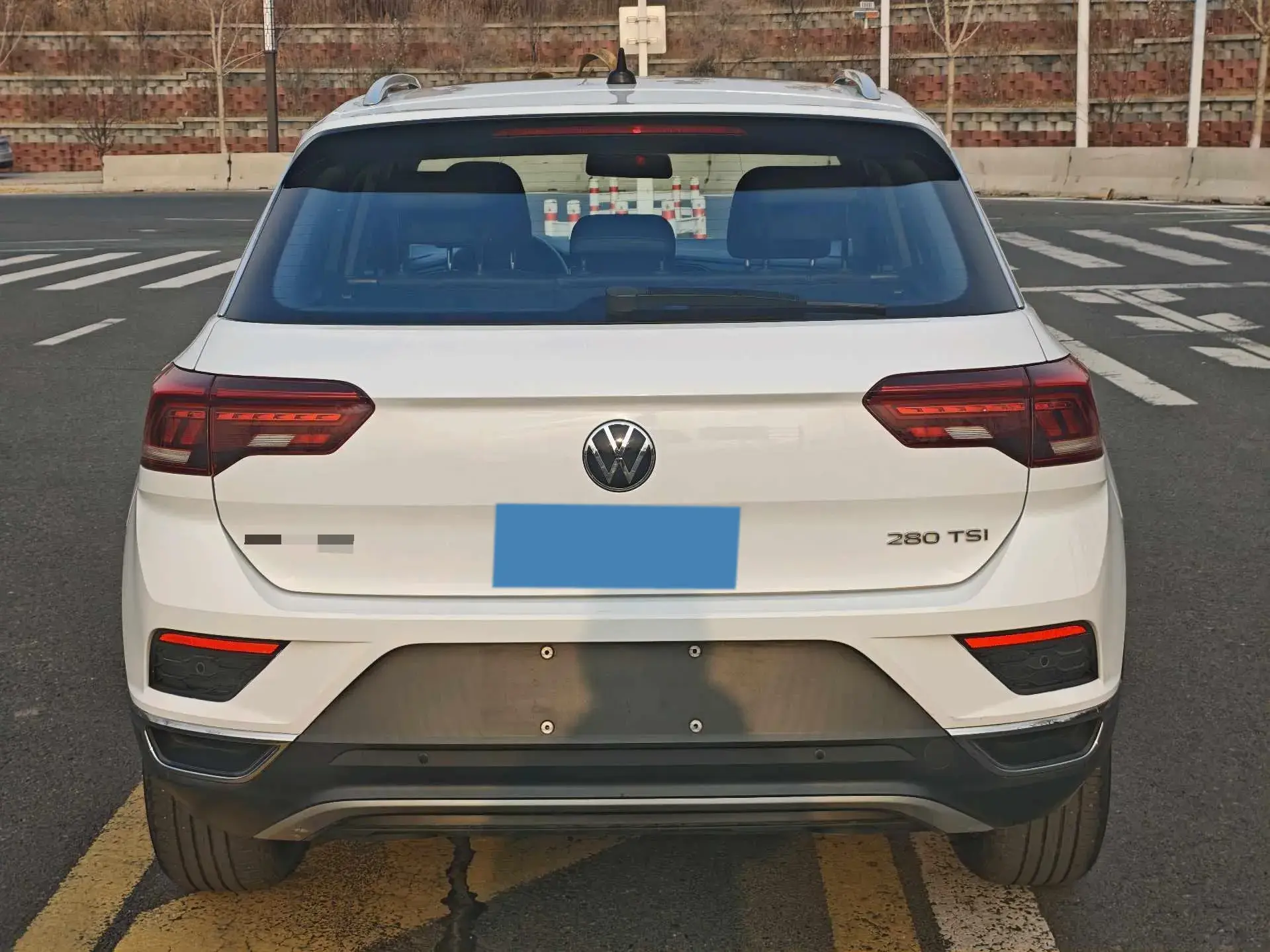 2021 VOLKSWAGEN T-ROC thumbnail 4