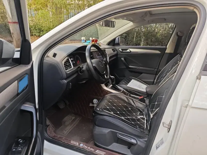 2021 VOLKSWAGEN T-ROC thumbnail 4