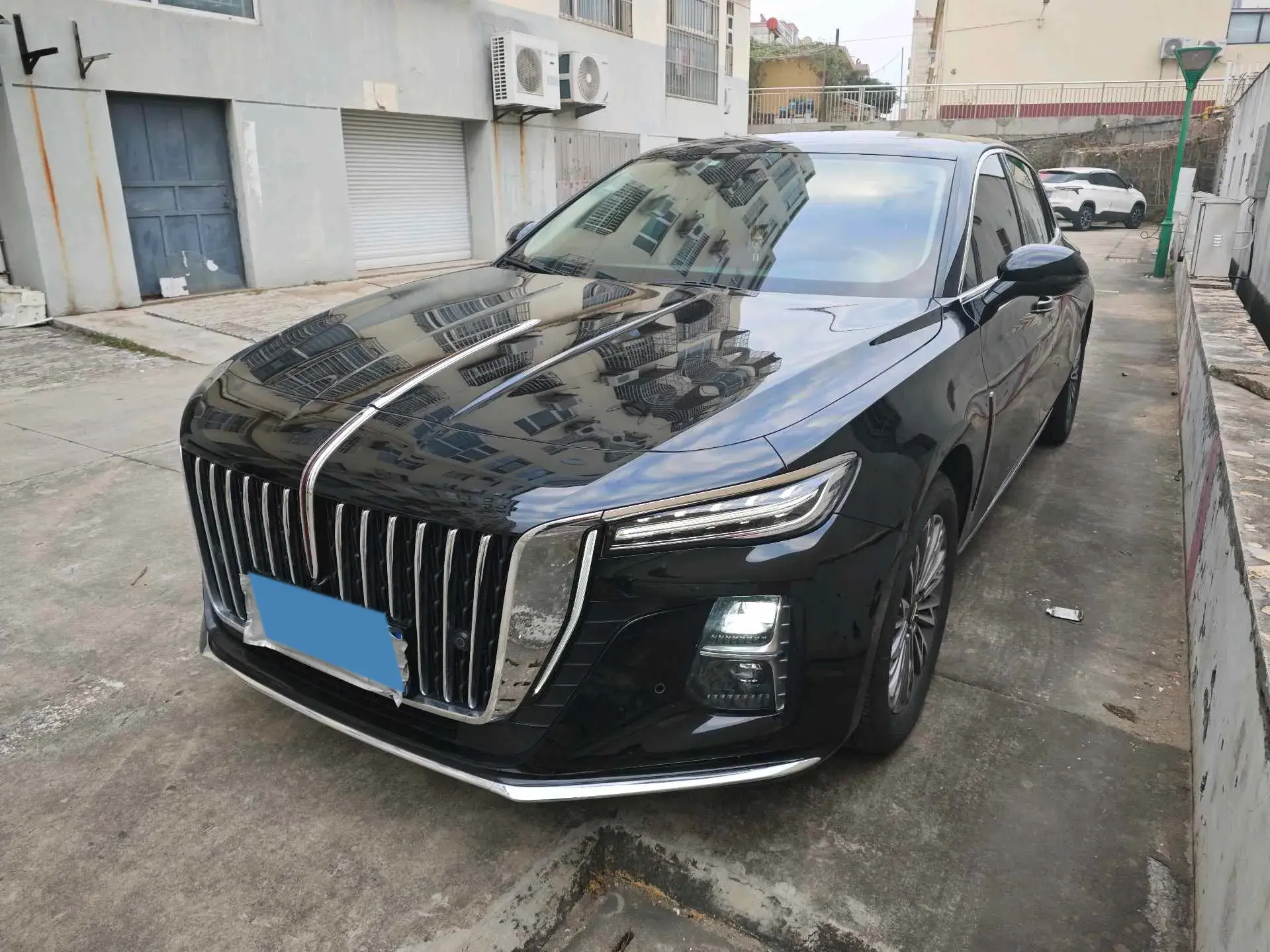 2023 HONGQI H5 view 1