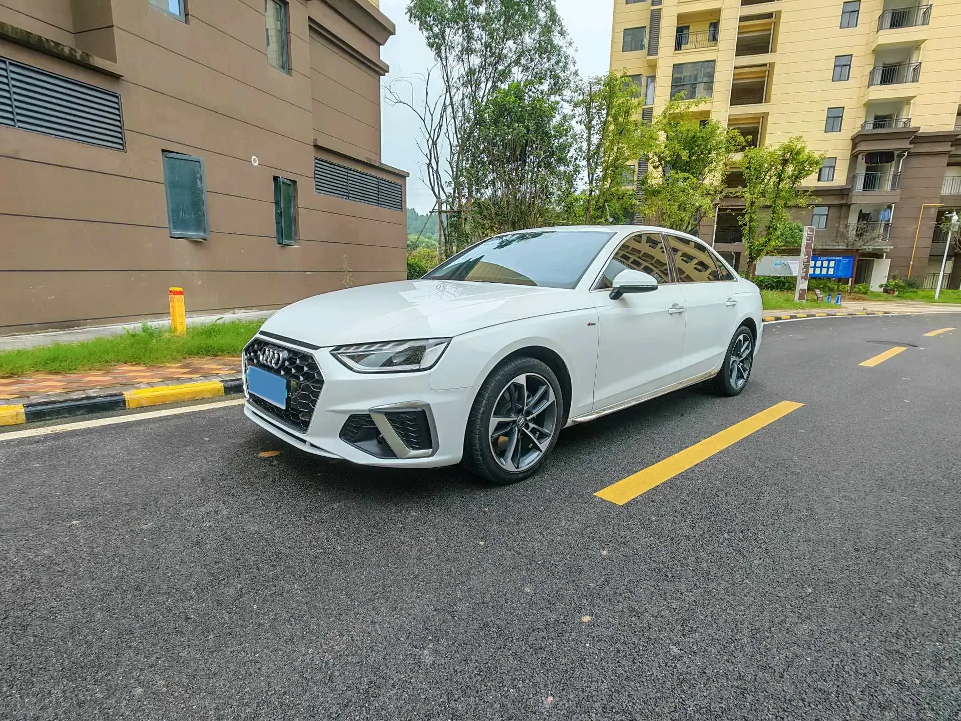 2020 AUDI A4L view 1