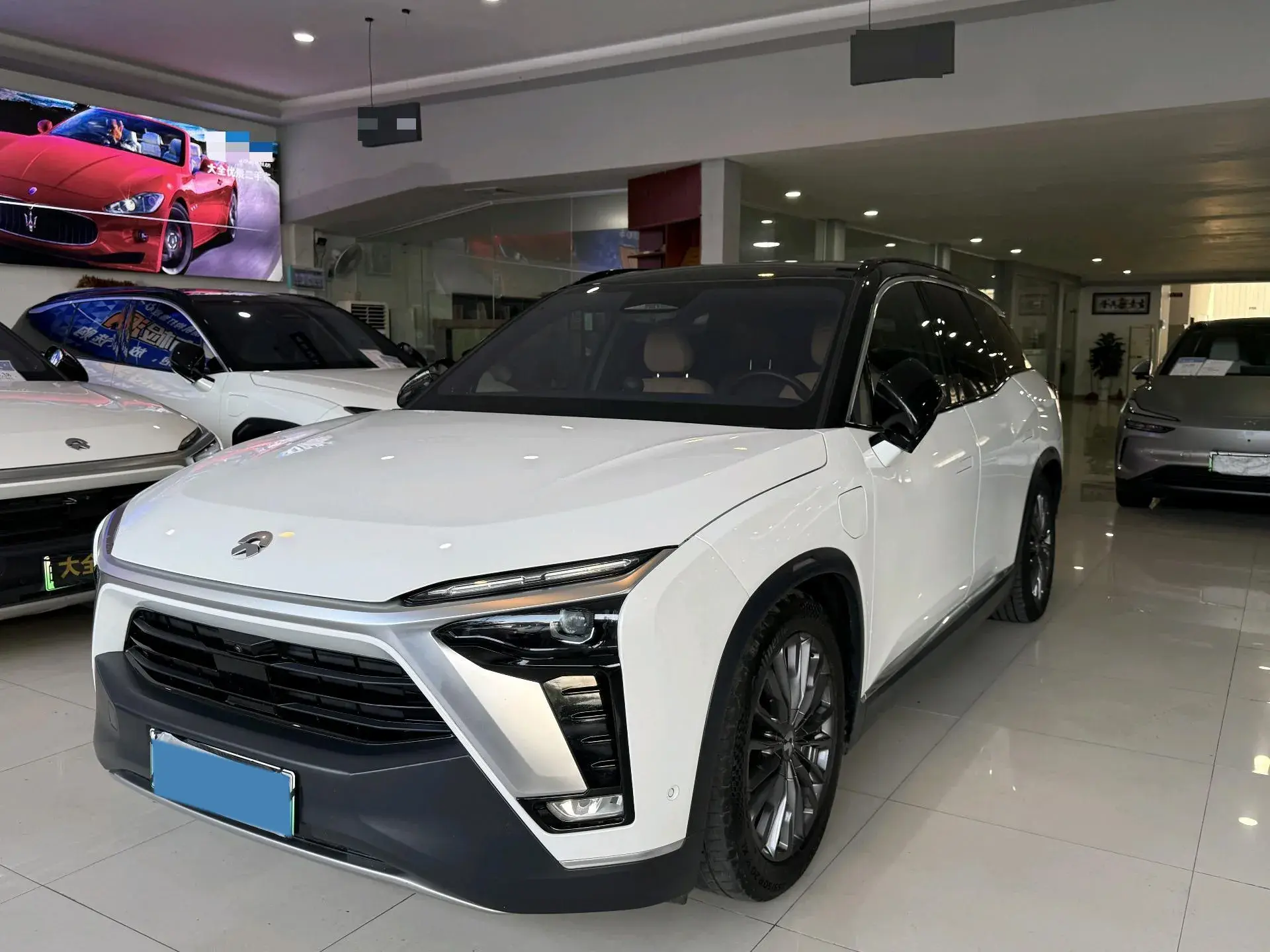 2020 NIO ES8 view 1