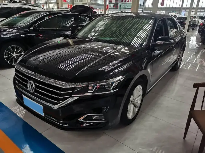 2019 VOLKSWAGEN PASSAT view 1