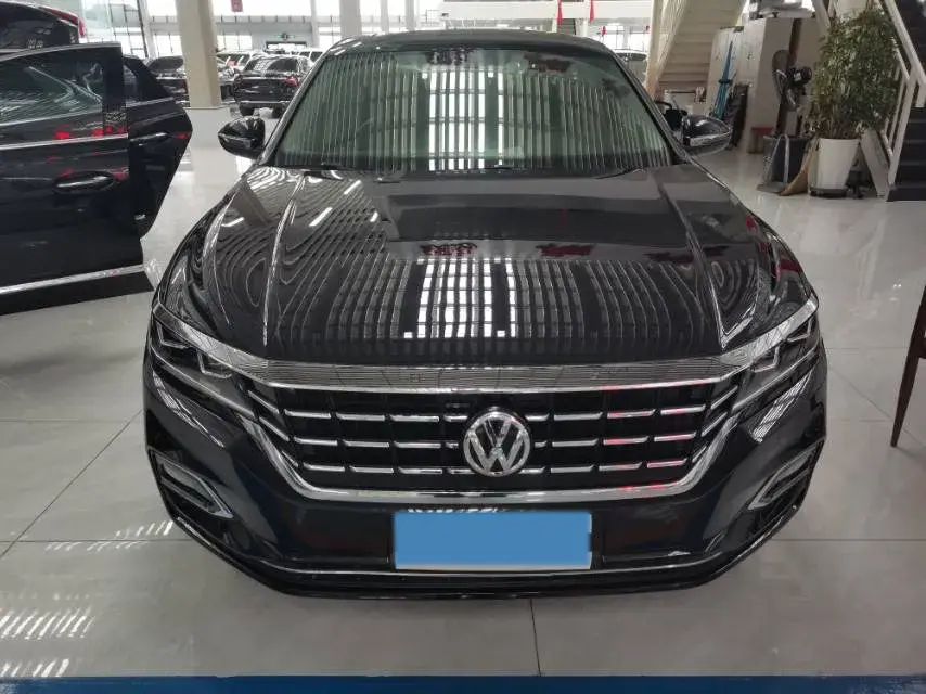 2019 VOLKSWAGEN PASSAT thumbnail 2