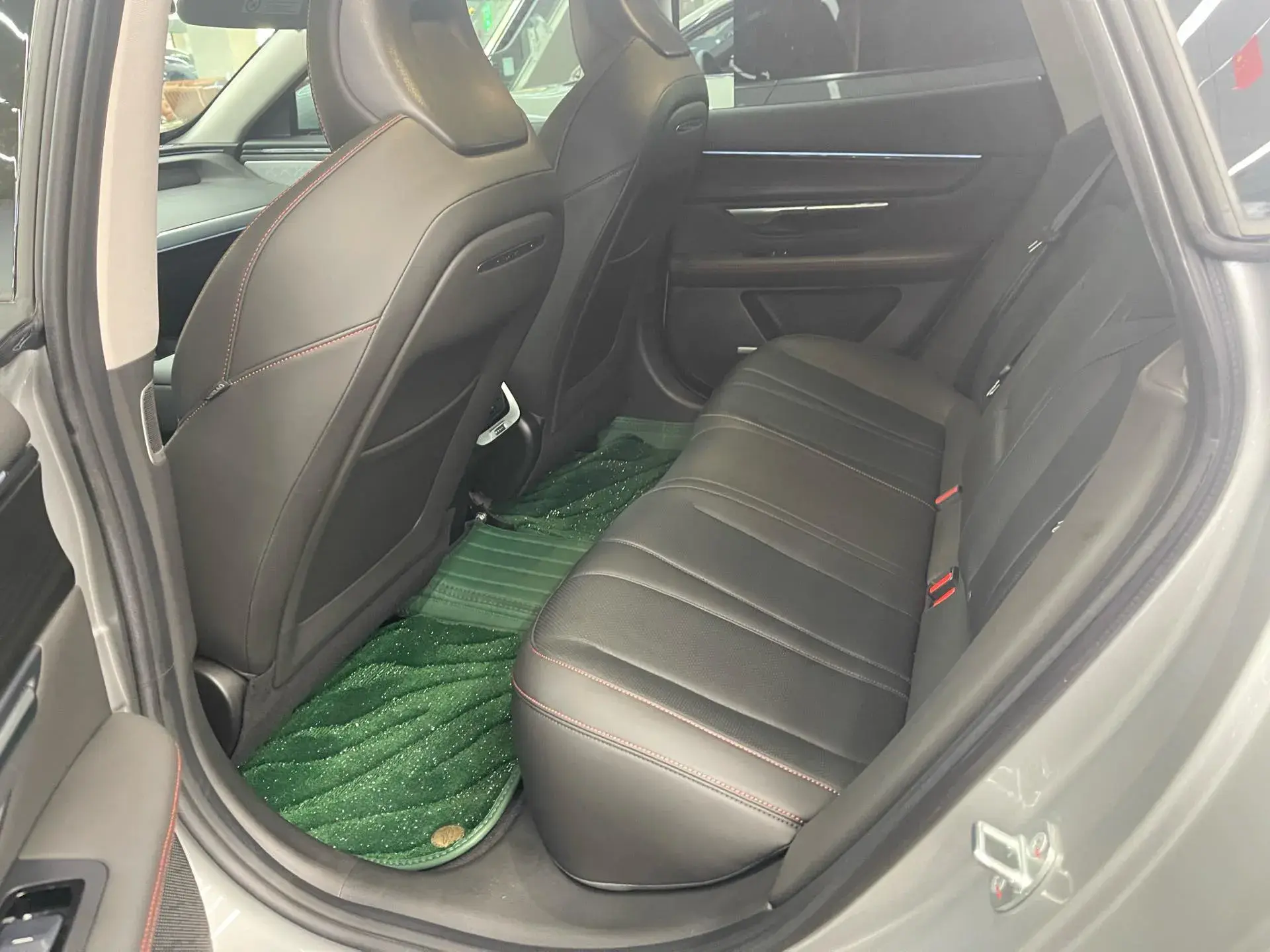 2023 XPENG P7 thumbnail 3