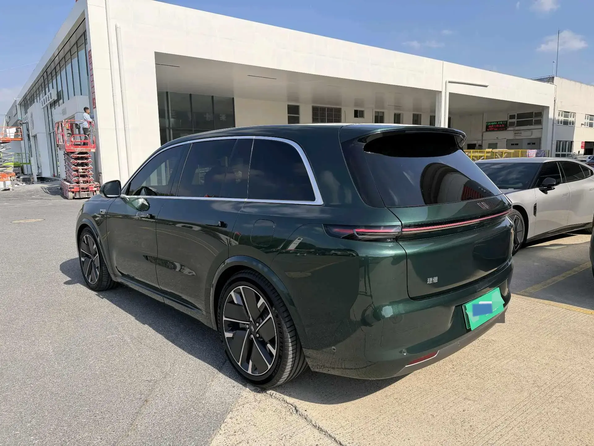 2025 LI L8 thumbnail 4