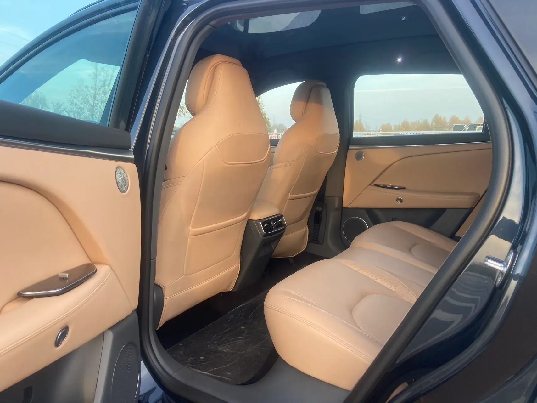 2024 ARCFOX ΑT5 thumbnail 4