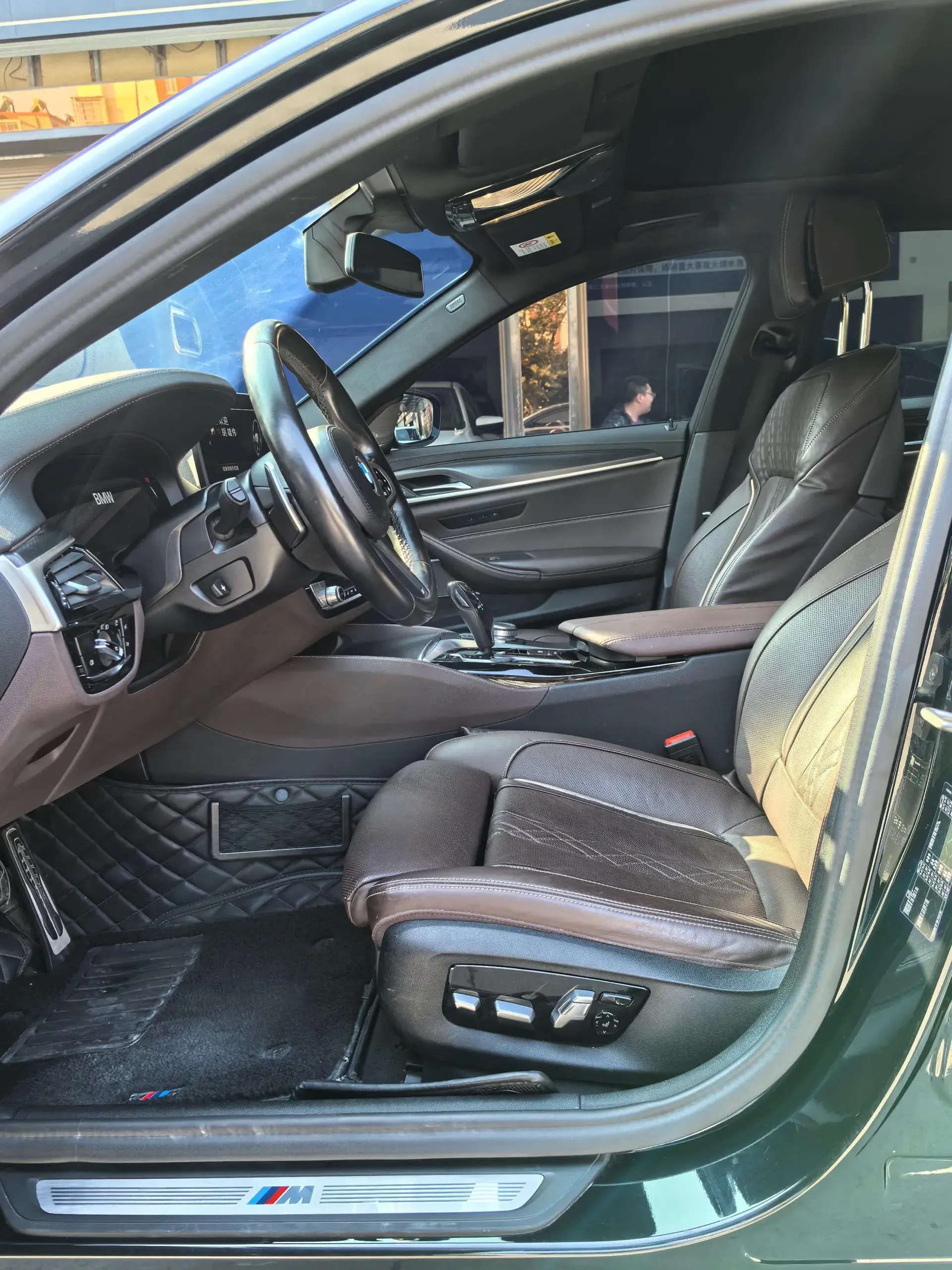 2021 BMW 5 thumbnail 3