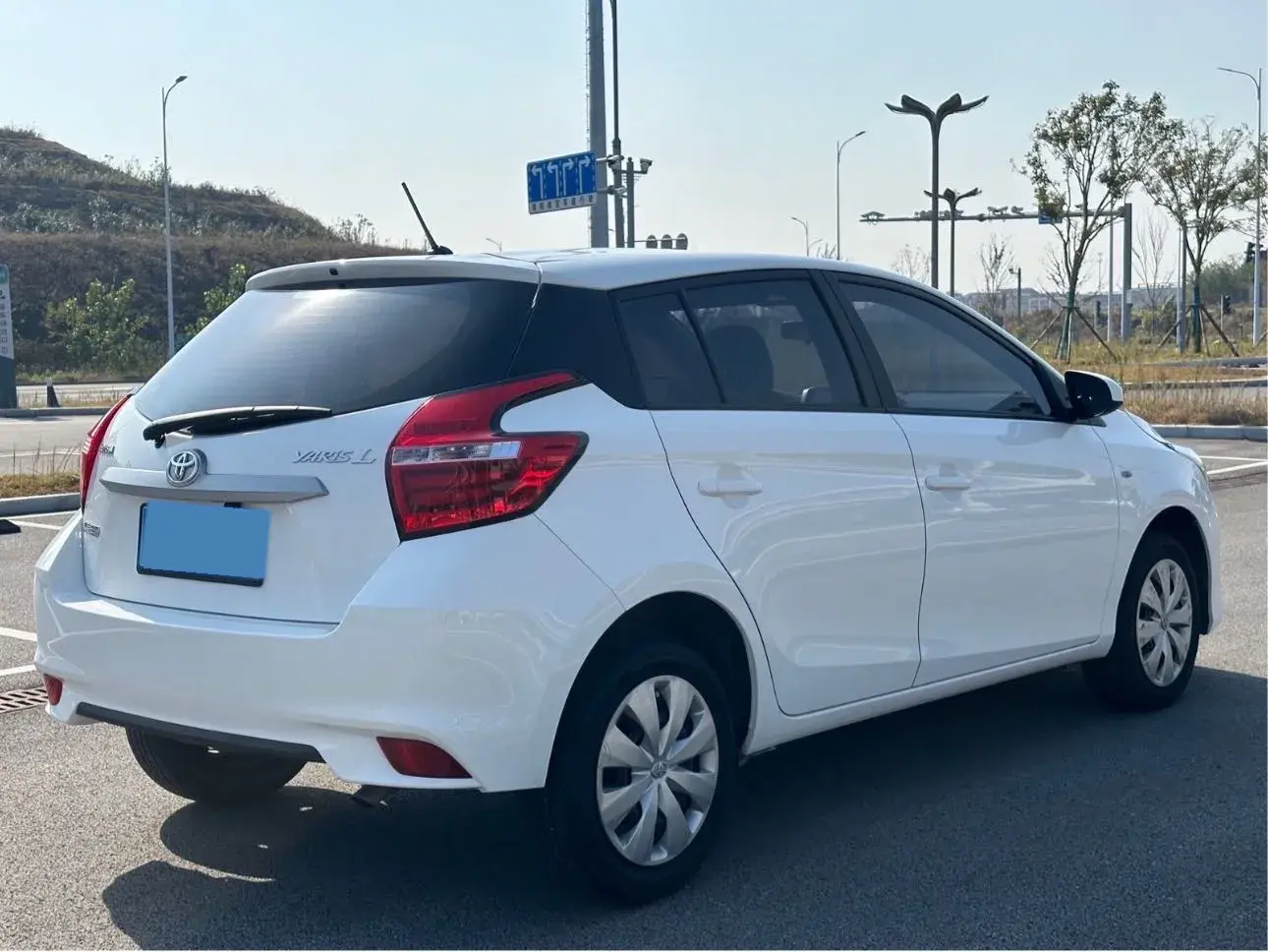 2019 TOYOTA YARIS thumbnail 4