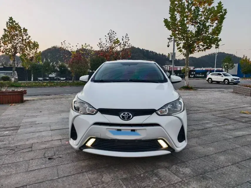 2017 TOYOTA YARIS thumbnail 2
