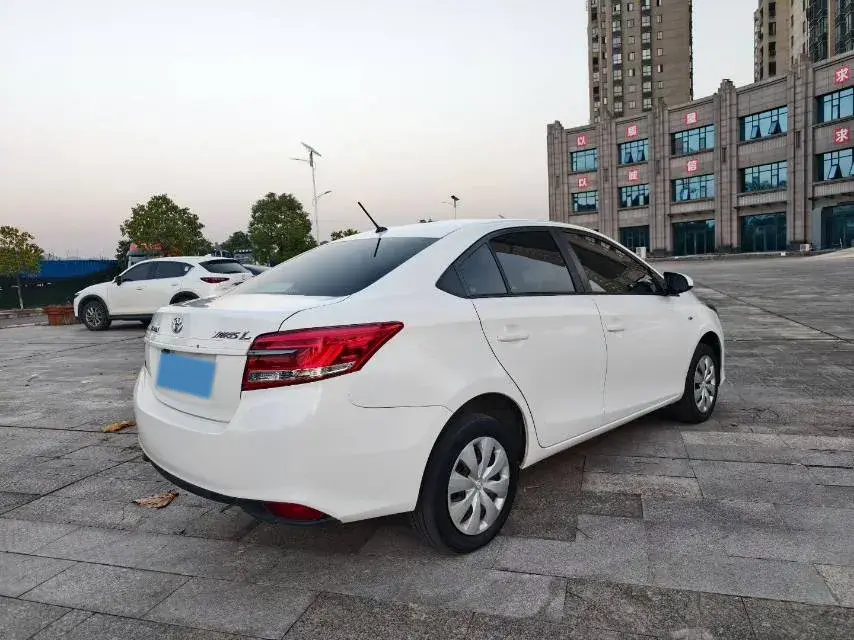 2017 TOYOTA YARIS thumbnail 4