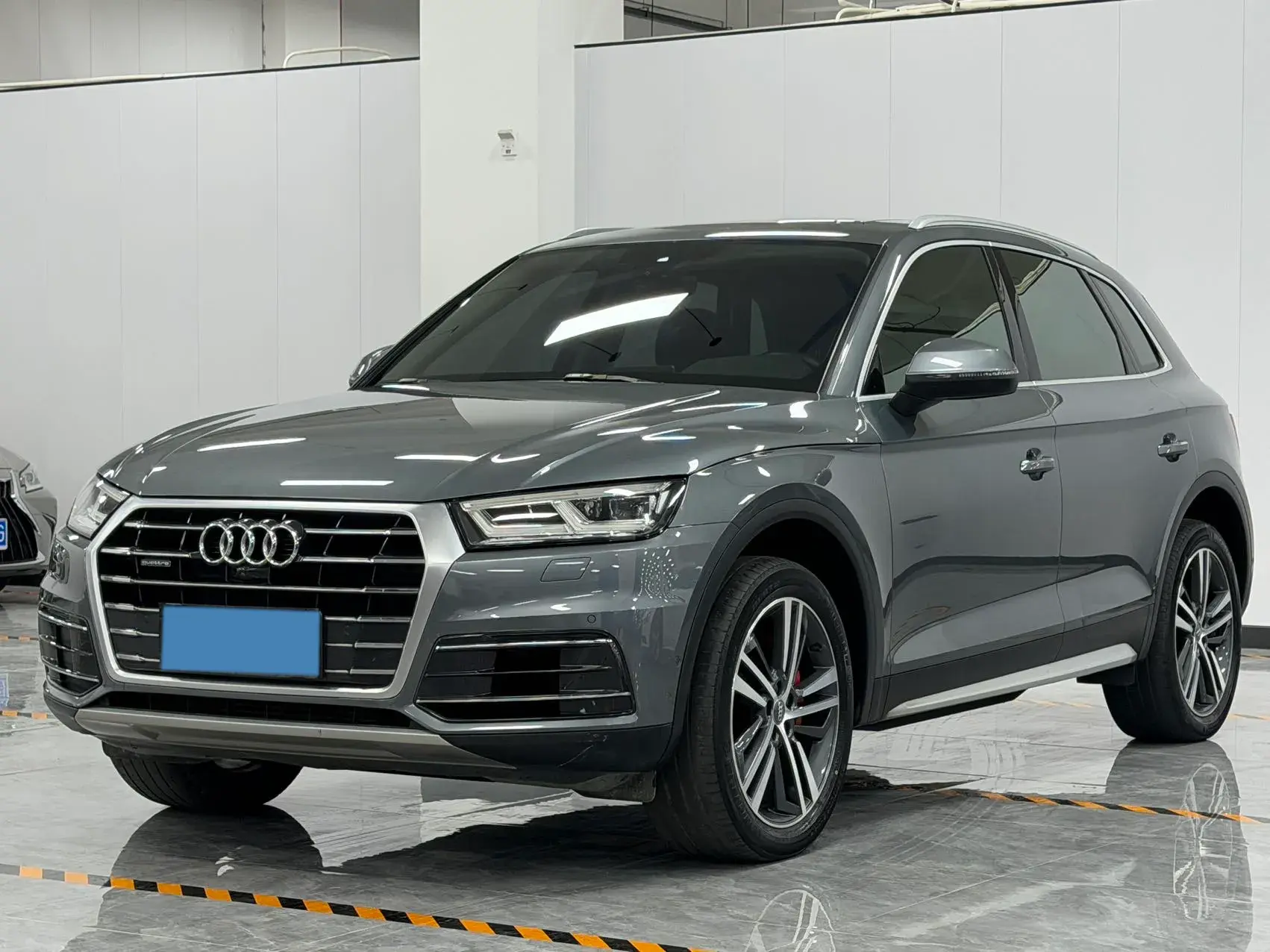 2020 AUDI Q5L view 1