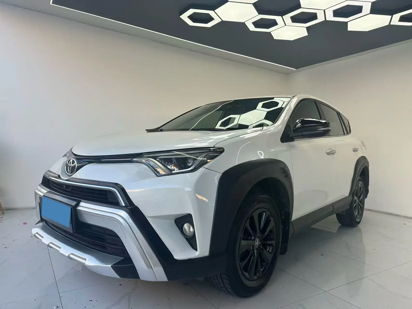 2019 TOYOTA RAV4 view 1