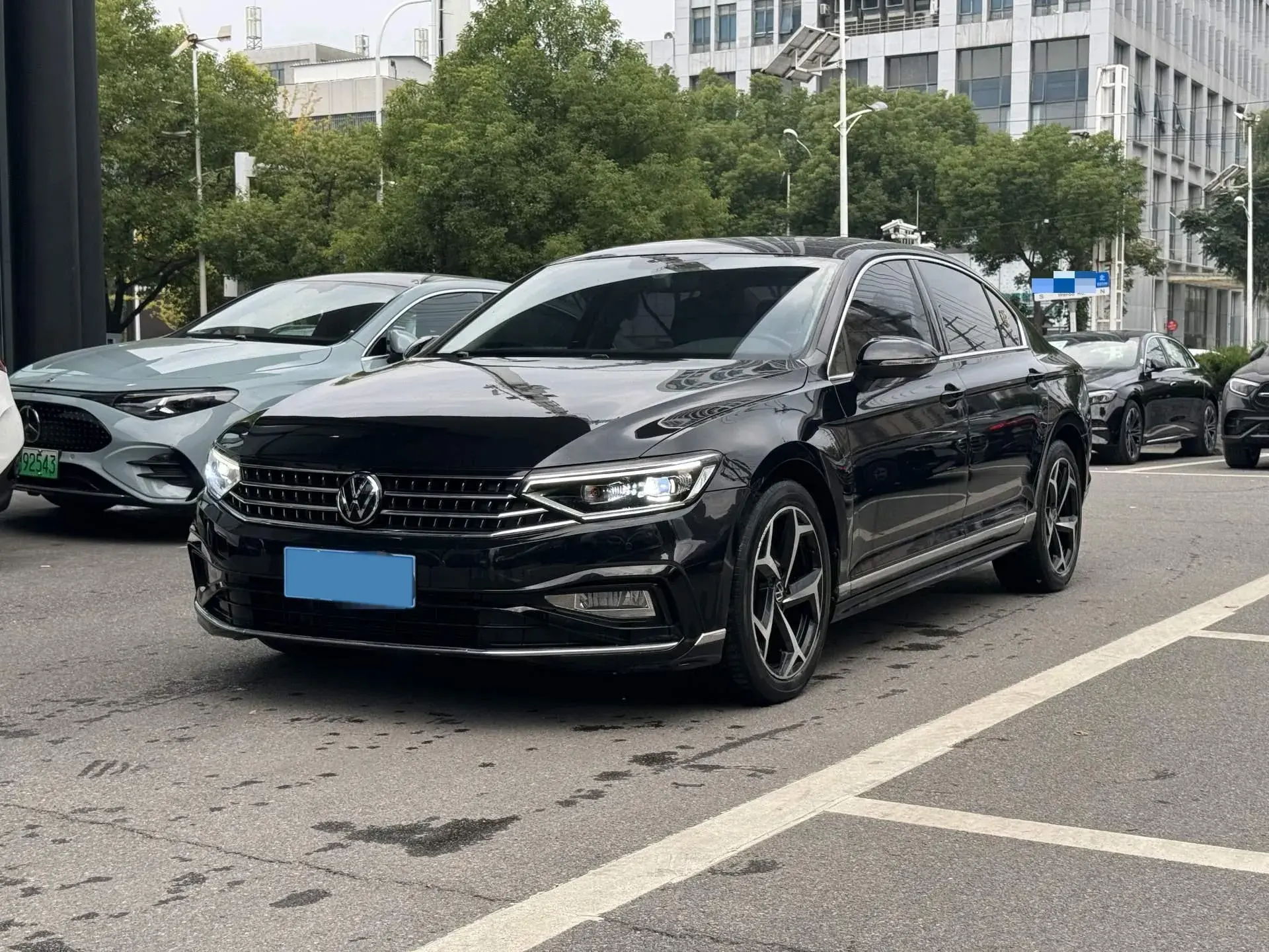 2023 VOLKSWAGEN MAGOTAN view 1