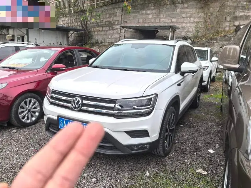 2020 VOLKSWAGEN THARU view 1