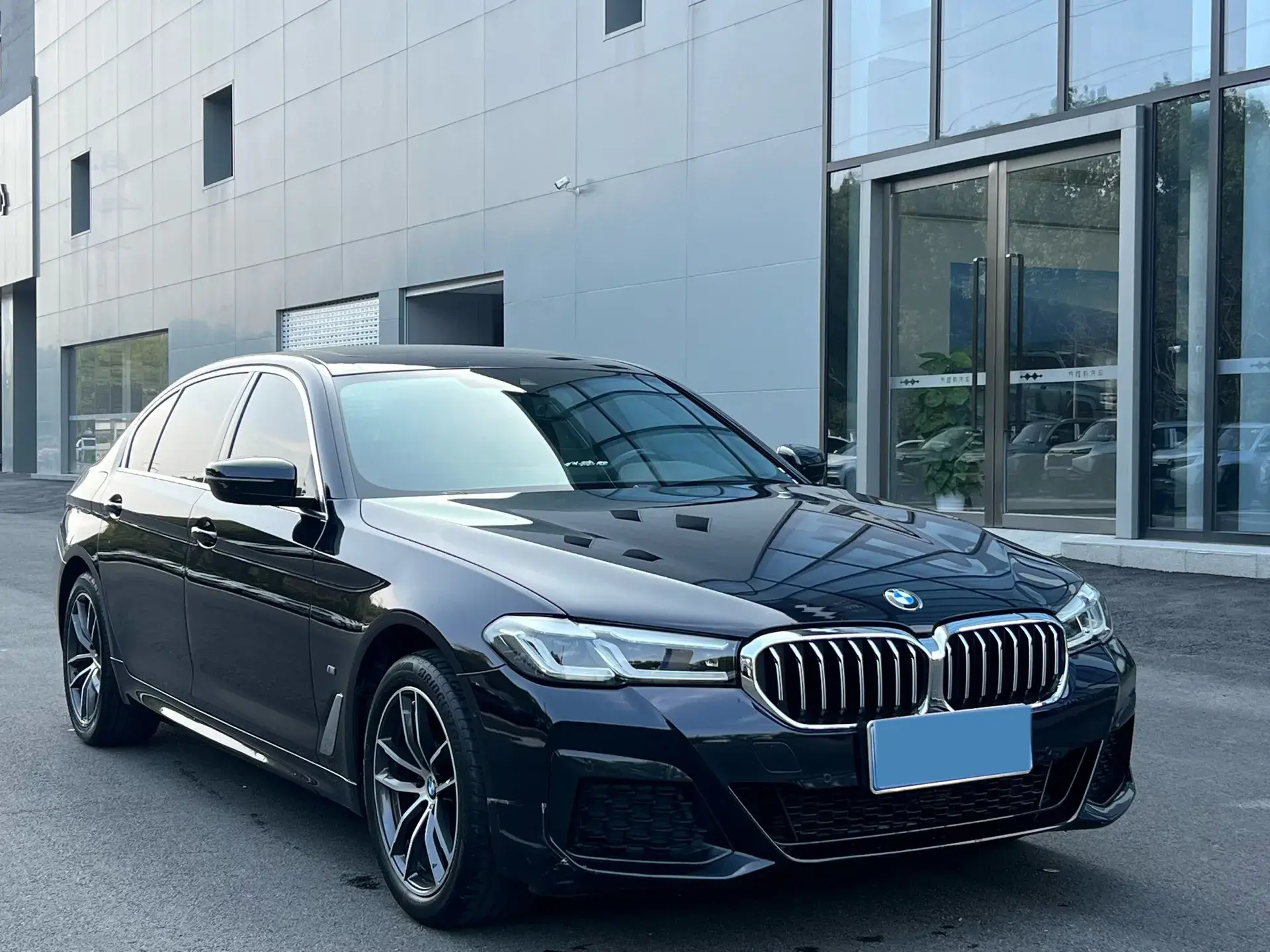 2021 BMW 5 thumbnail 3