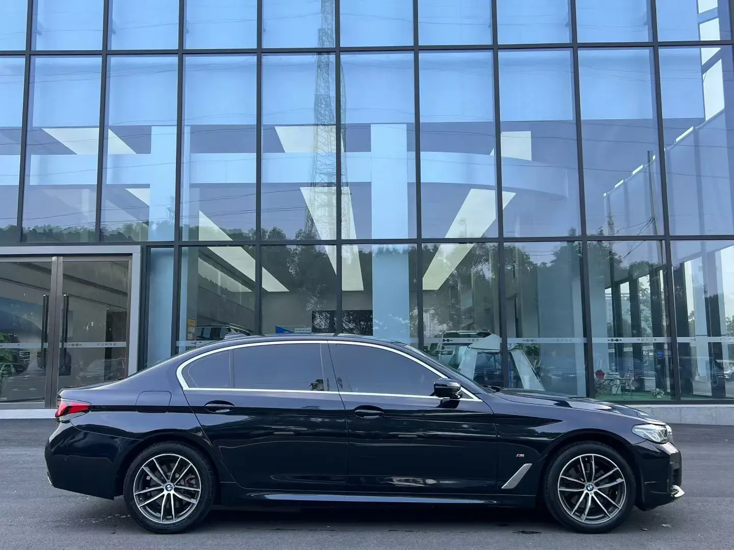 2021 BMW 5 thumbnail 4