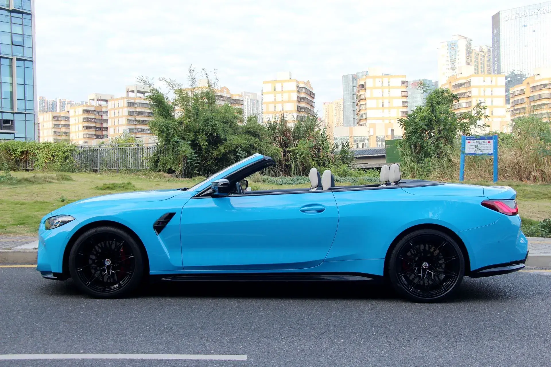 2021 BMW M4 thumbnail 3