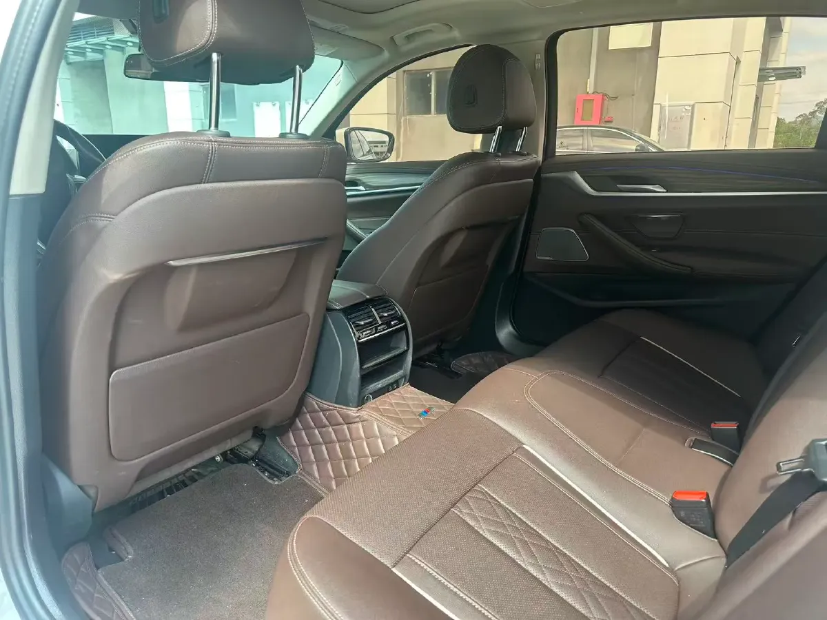 2022 BMW 5 Series 2.0T 252HP L4 8AT,autocango,china used car exporter,china ev exporter,chinese used car exporter,chinese used ev exporter