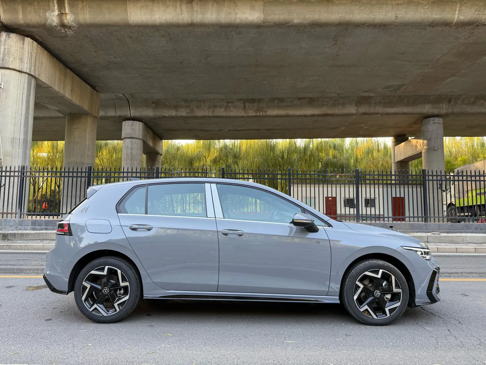 2025 VOLKSWAGEN GOLF thumbnail 4