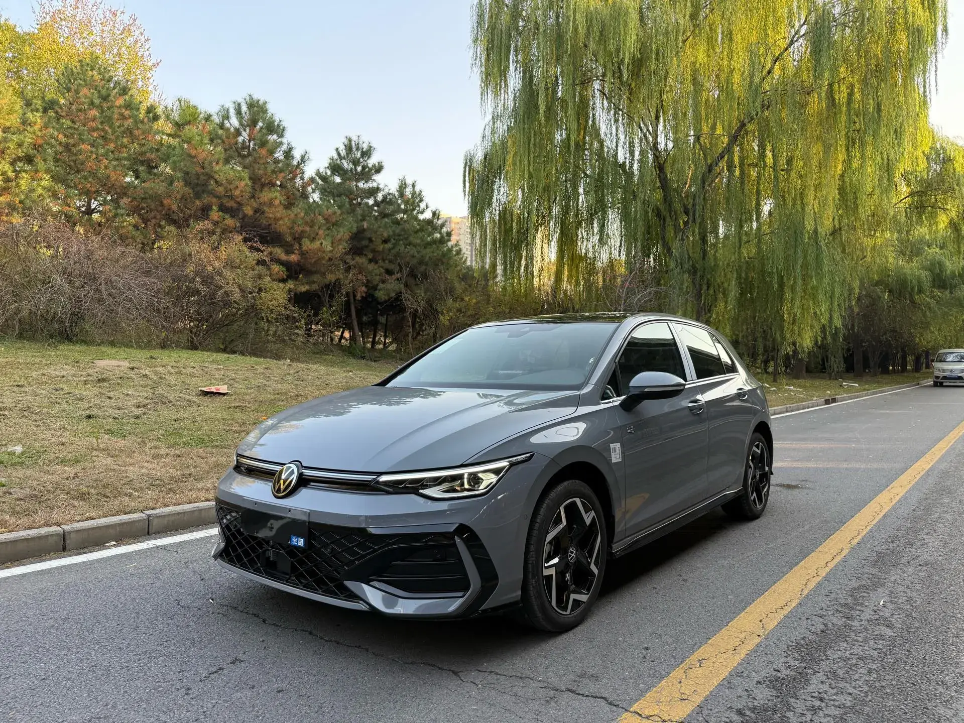 2025 VOLKSWAGEN GOLF view 1