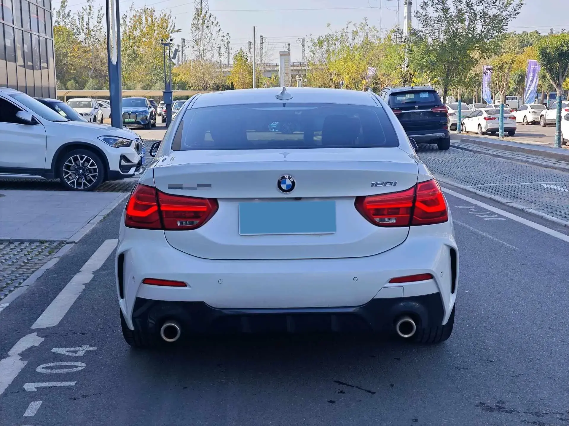 2023 BMW 1 thumbnail 4