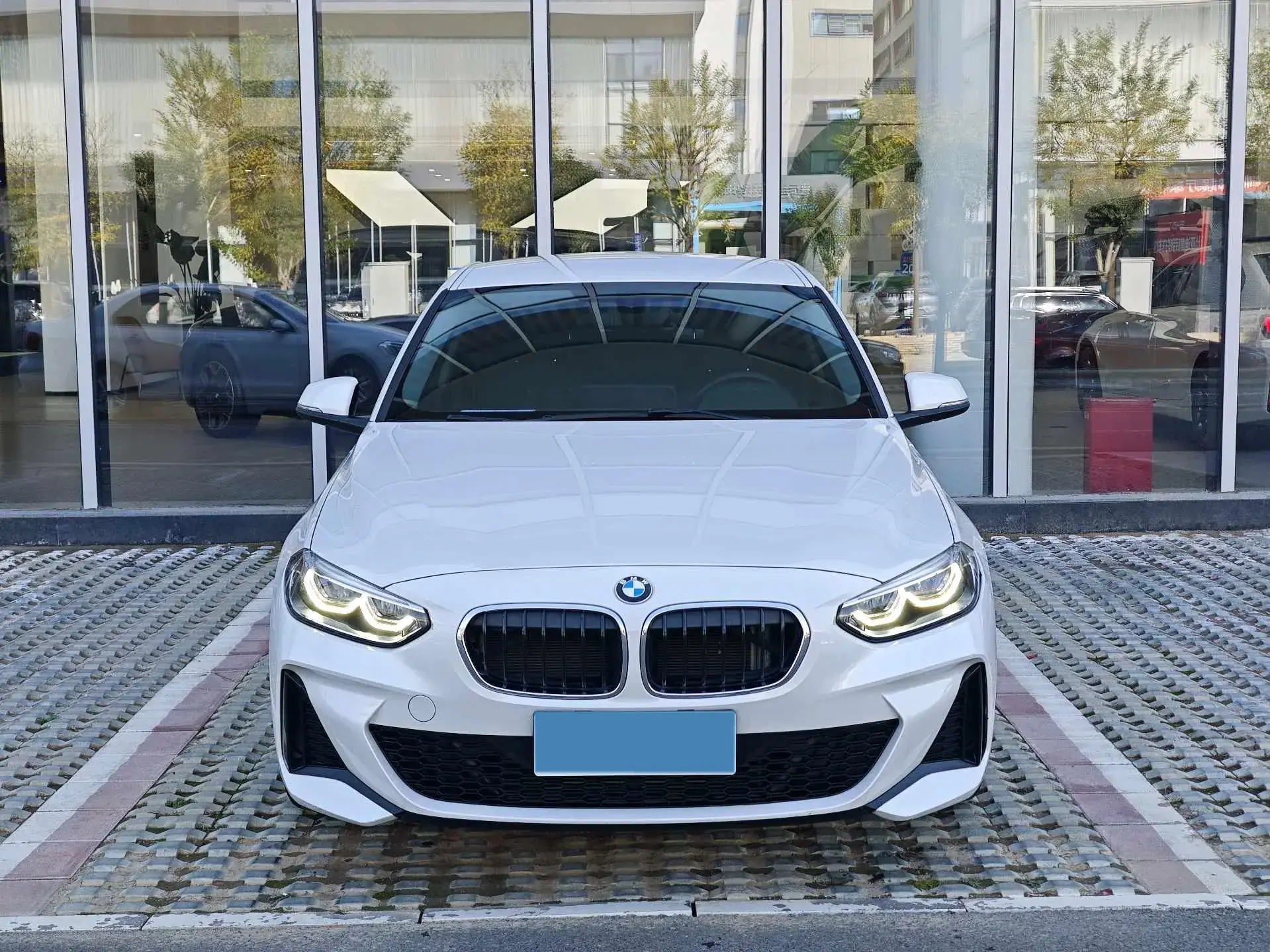 2023 BMW 1 thumbnail 2