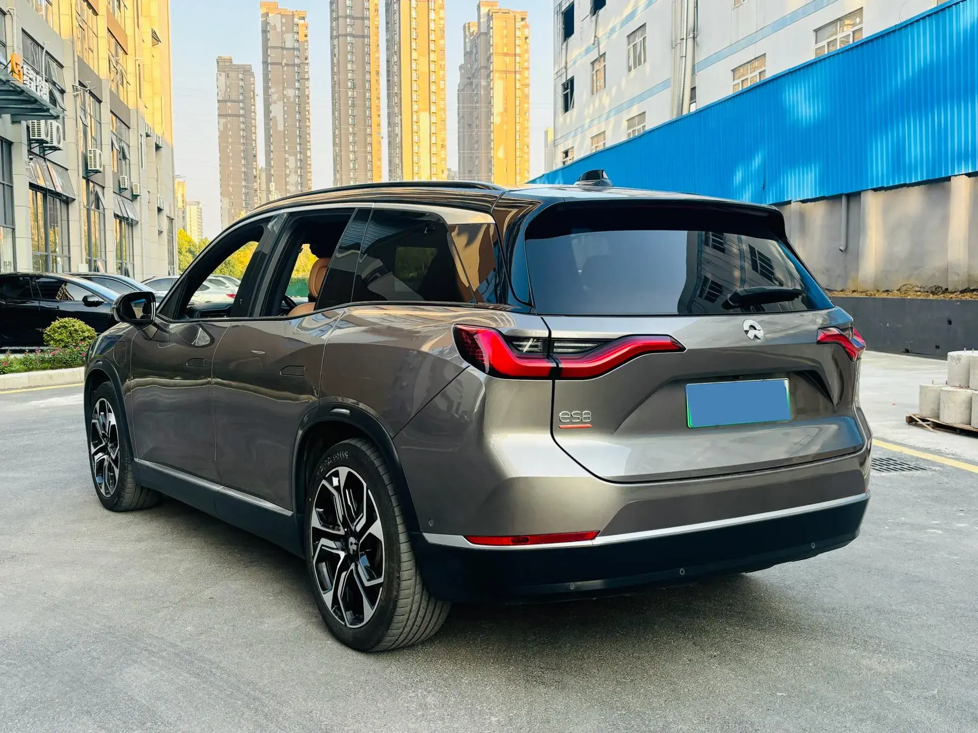 2020 NIO ES8 thumbnail 4