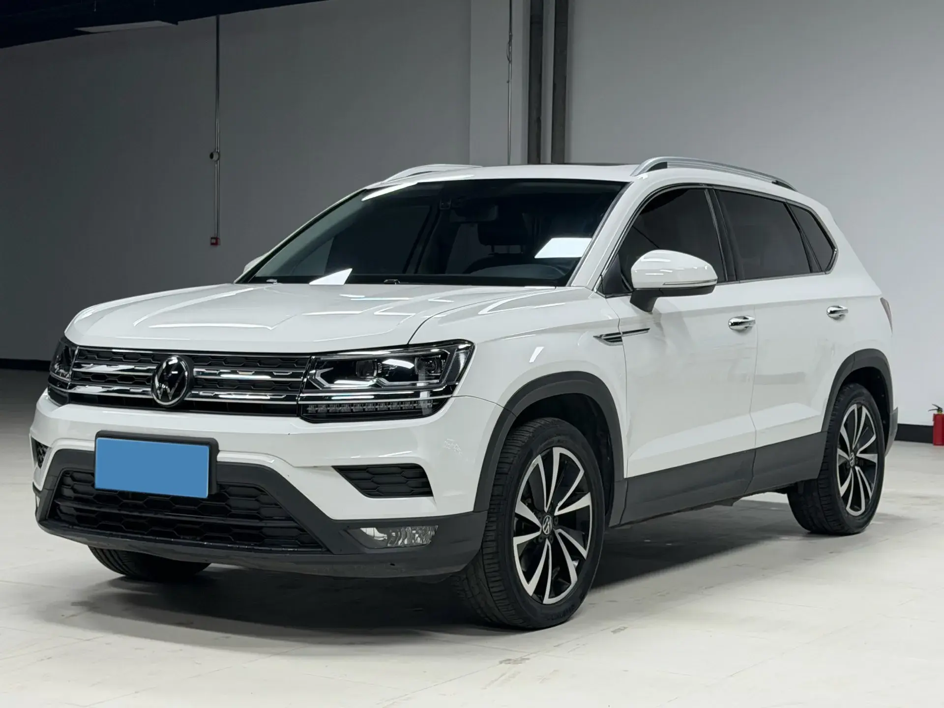 2022 VOLKSWAGEN THARU view 1