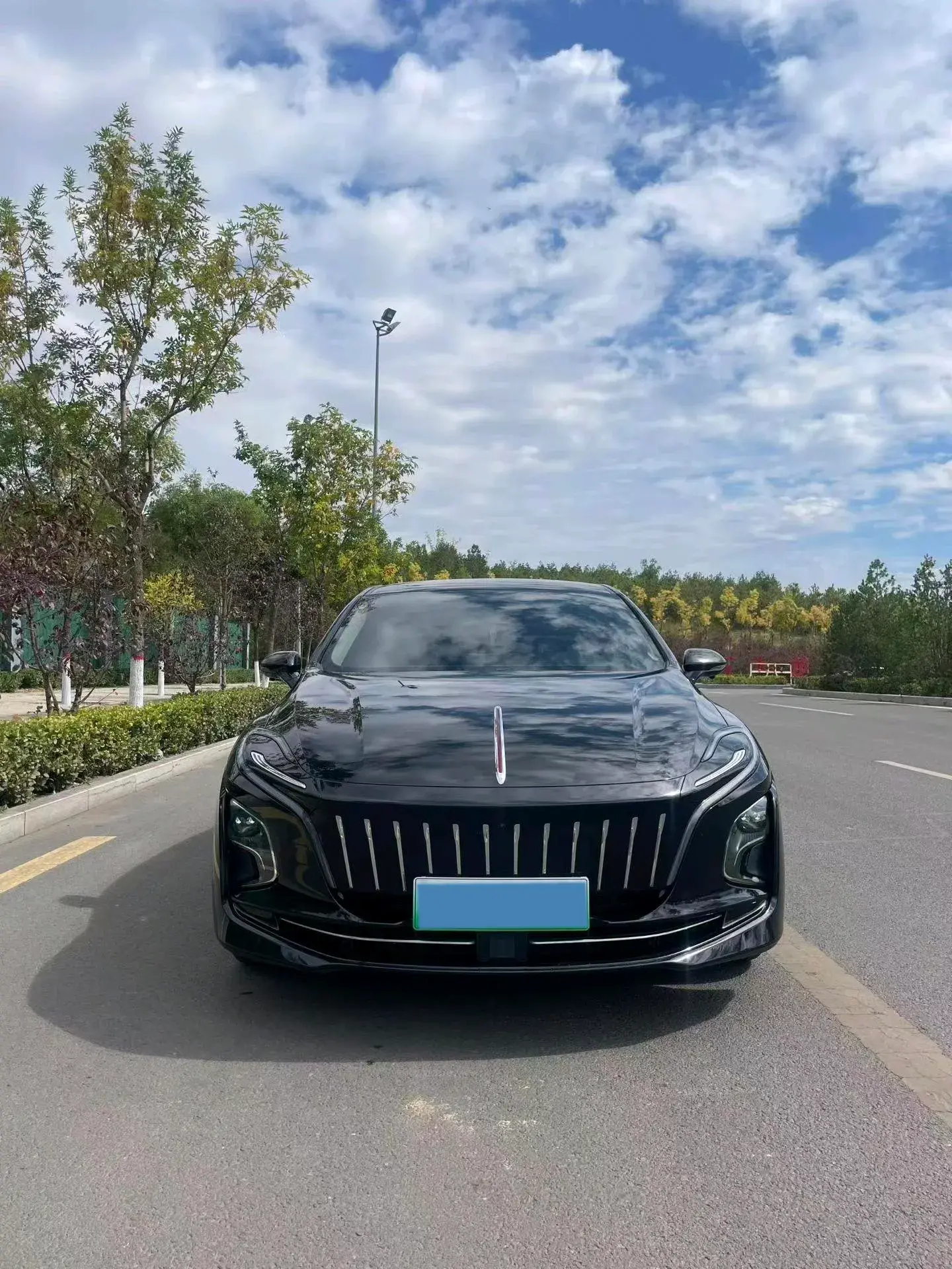 2023 HONGQI E-QM5 thumbnail 3