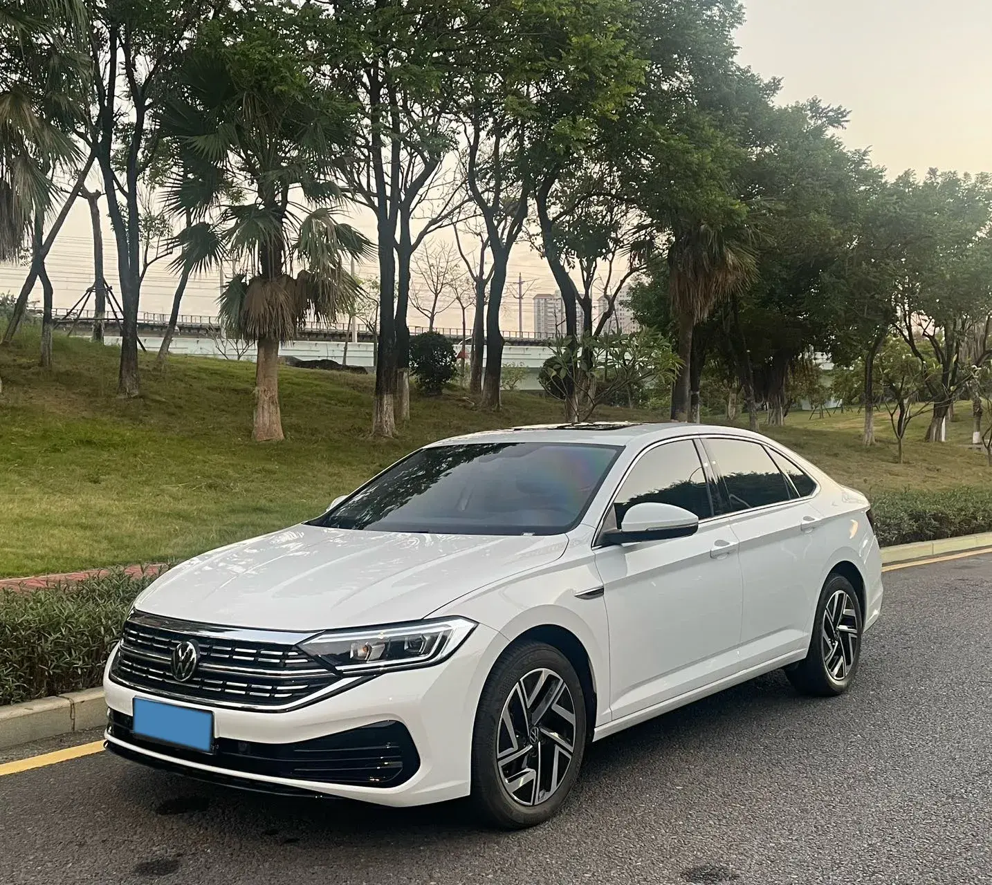 2025 VOLKSWAGEN SAGITAR view 1