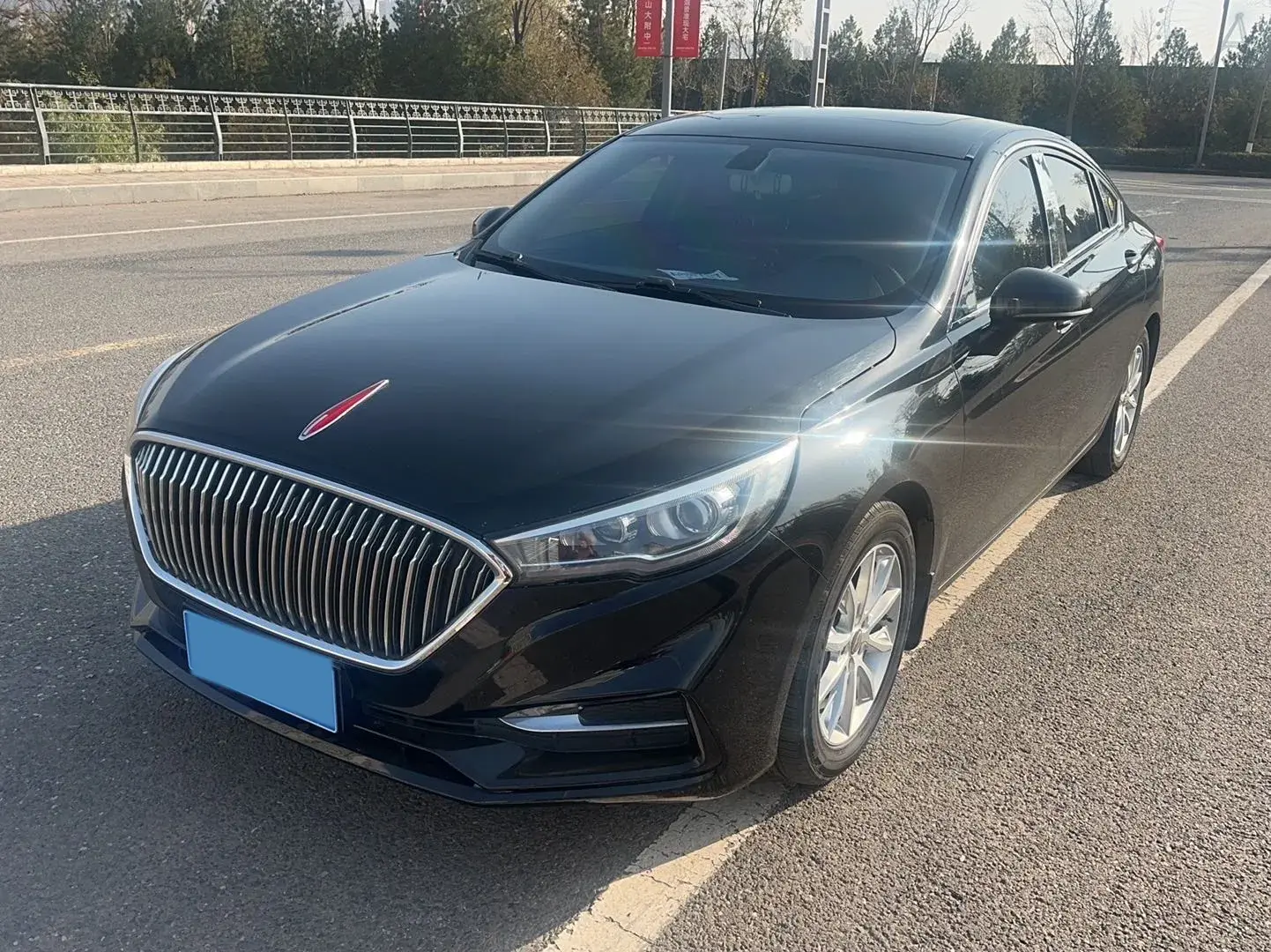 2019 HONGQI H5 view 1