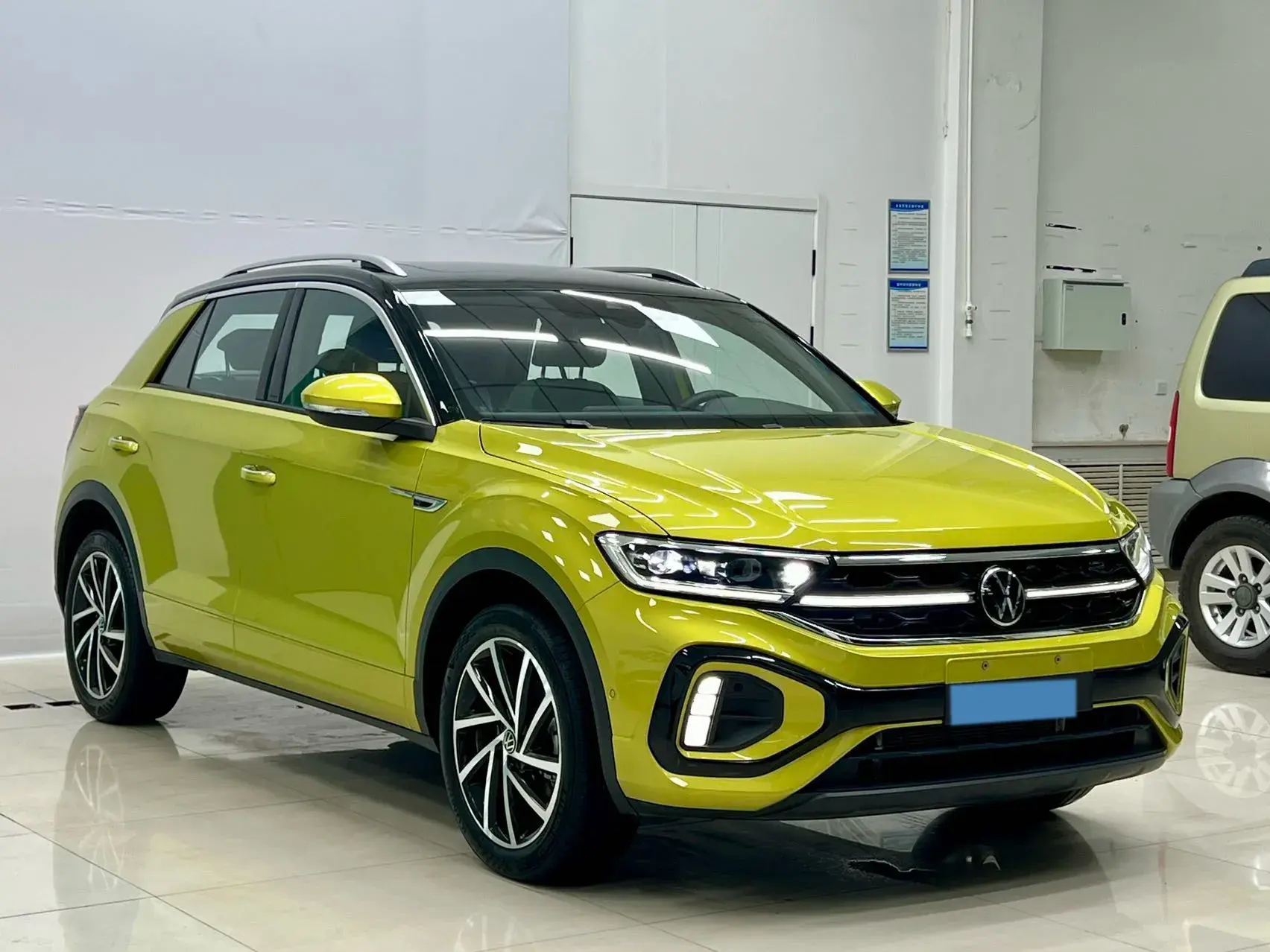 2023 VOLKSWAGEN T-ROC thumbnail 3