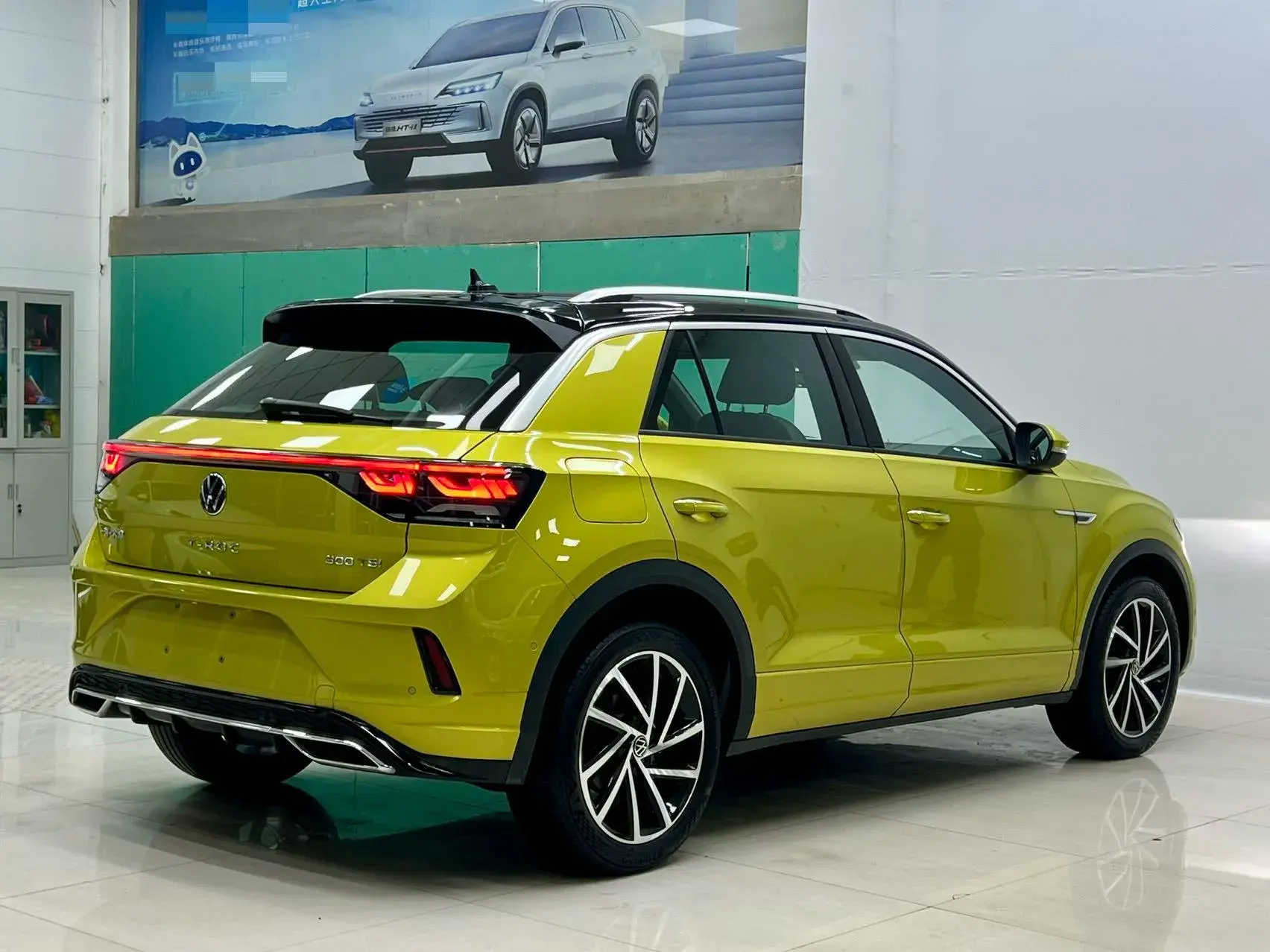 2023 VOLKSWAGEN T-ROC thumbnail 4