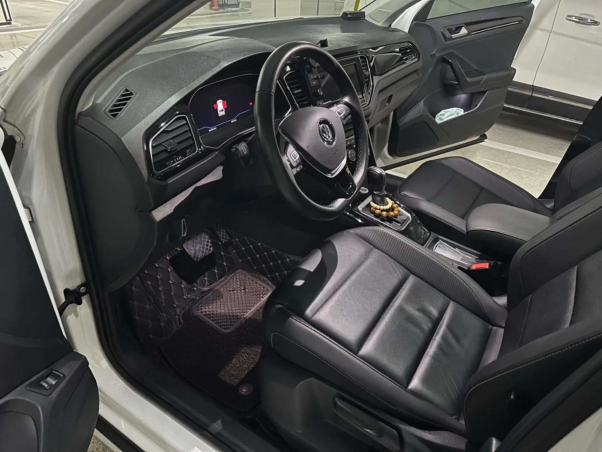 2020 VOLKSWAGEN T-ROC thumbnail 3